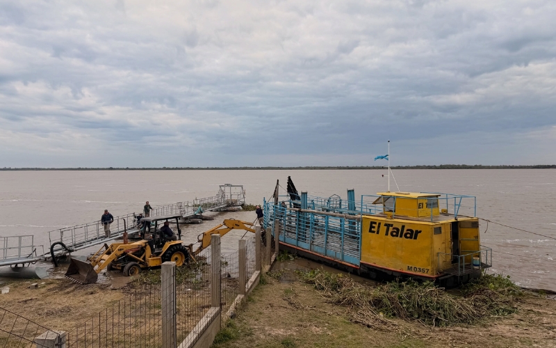 Trabajos preventivos en la toma de agua ante la creciente del río
