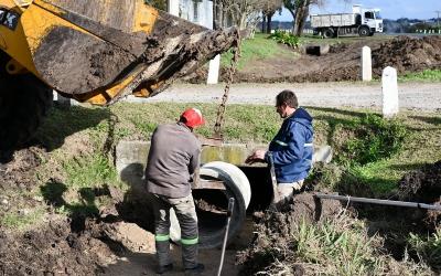 Avanzan los trabajos de mejoramiento en el acceso por camino rural que une Villa Urquiza con La Picada